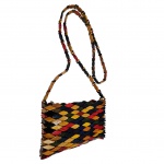 Bolsa executadas com plaquês coloridos no formato losango, 20 x 13 cm.