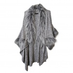 Pelerine Tam. G. by Natasha Tricot mesclada em cinza e branco,  pelo acrílico nas bordas, 84,8 % acrílico, 10 % poliamida e 5,4 % viscose, Alt. 65 cm.