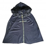 Pelerine by Carmim,  na cor preta com capuz, em pelo sintético, a parte de couríssimo com marcas de uso, 80% acrílico 20% poliéster, Com. 72 cm.