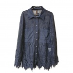 Camisa feminina Tam. M. by Carmim, em algodão e renda na cor marinho, ombro 45, Com. 81 cm.