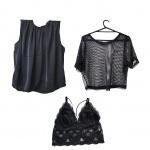 Duas blusas pretas femininas Tam. M. uma blusa sem manga by Lança Perfume 100% poliéster, Com. 49 cm. e outra de tela rendada com  top em rendado, ombro 35, Com. 35 cm.,