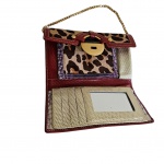 Bolsa carteira feminina em couro sintético animal print com acabamentos grená, 20 x  12 cm.