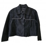 Casaquinho Tam. M. tipo oriental na cor preta com bordados e acabamentos prateados, Azpex, ombro 40, Com. 40 cm.