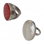 Dois anéis femininos de prata contrastados 925 um com madrepérola aro 26 e outro com coral aro 22. 27 g.