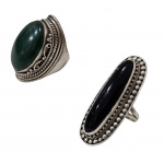 Dois anéis femininos em prata sendo um com pedra quartzo contrastada 925, aro 21 e outro ônix aro 28, 37,7 g. bruto.