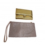 Duas carteiras femininas, uma dourada by Luz da Lua e  uma em malha na cor salmon com strass 1 7 x 11 e, 22 x 13 cm.