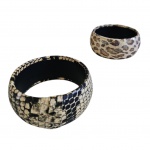 Duas pulseiras em couríssimo de animal print, Diam. 7, 5 cm.