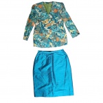 Tailleur acetinado na cor verde água sendo o blazer estampado, ombro 42, Com. 67, Cintura 43, Com. 60 cm.