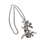 Cordão e barangandã com vários pingentes representando, coração, anjo, figa e etc. 115,7 g.