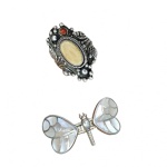 Dois anéis em prata, um representando libélula com asas articuladas, aro 21, um com marfim aro 18 , 19, 18,7 g. bruto.