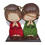 Escultório em MDF policromado representando anjos apoiados em base retangular, assinado no verso, Nana Fanjalla,40 x 16, Alt. 40 cm.