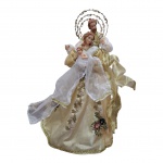 Escultório representando Sagrada Família, base em aramado, rosto e mãos em resina, vestes em tecido, Alt. 53 cm.