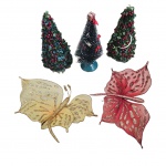 Três árvores de Natal diversas e  par de apliques decorativos representando borboletas, em tecido e purpurina, a amarela apresenta 2 furos, Alt. 26 e 26 x 27 cm.