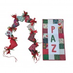 Dois enfeites Natalinos artesanais, executado em formato de 8 corações, Com. 140 cm e um bandô em Patchwork `Paz`, 36 x 68 cm.