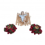 Menino Jesus executado em gesso policromado na manjedoura de madeira, (Menino Jesus com vários desgastes na policromia) e par de  bocheches Natalinas,