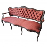Sofá Luiz XV em jacarandá, espaldar com medalhão central, braços recurvos, pernas em garras de animal estofamento em capitonet em perfeito estado na tonalidade bordô arrematados por tachas. Com. 180, Prof. 58, Alt .93 cm.