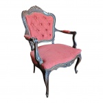 Poltrona Luiz XV executada em Jacarandá espaldar com medalhão central, o estofamento em capitonet em perfeito estado na tonalidade bordô arrematados por tachas. Com. 60 x  Prof. 48, Alt. 100 cm.