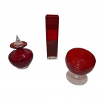 Cinco peças em vidro, a saber:  um perfumeiro by San Marco, uma taça decorativa com haste e base translúcida e um vaso, Alt. 17, 12 e  23, Diam.9, 11 e  6 x 6 cm.