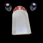 Um espelho, decorado com vidrilhos vermelhos na parte superior, falta arremate na parte inferior e 2 castiçais em vidro com suporte para velas azuis, 41 x 21, Alt. 11, Diam. 7 cm.