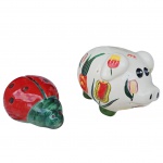 Dois porta moedas em cerâmica, um representando porquinho e outro joaninha, falta tampa da joaninha. Alt 15, 21, Larg. 14 cm e 14x 10, Alt. 7 cm.