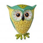 Escultura representando coruja em cerâmica esmaltada, apoiada sobre mola, apresenta leve lascado na base, Alt. 20, 7 x 15 cm.