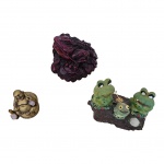 Sapo Kaerú da fortuna executado em resina grená,  família de sapos e resina e um buda incenseiro com pedras e patinado de ouro antigo, Alt. 14 a 7 cm.