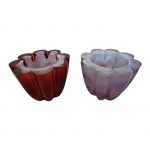 Par de castiçais  espanhóis em vidro vermelho e lilás, bordas recortadas e  bojo canelados, Alt. 9, Diam. 12 cm.