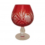 Taça em cristal doublé rubi bordas ligeiramente bocadas, acompanha tampa adaptada, Alt. 25, 40, Diam. 16 cm.
