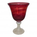 Grande taça em vidro na cor vermelha, base translúcida, 40 x 12 cm.