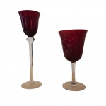 Par de taças em vidro na cor vinho e vermelha, hastes e base translúcidas, 20 x 10 e  25 x 7 cm.