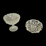 Duas peças em cristal lapidados sendo um cinzeiro translúcido e uma bom bombonière fosca, 14 x 6 e 13 x 13 cm.