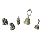 Cinco peças em bronze, sendo 3 esculturas (uma delas incenseira) e par de sinetas,  Alt. 12 a  6 cm.