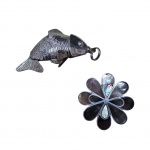 Broche em prata representando flor com pétalas em madrepérolas em um peixe articulado espessurado a prata, Diam. 5 e  9 x 5 cm.