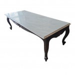 Mesa de centro com tampo de mármore, saia com medalhão central e pernas ligeiramente recurvas mármore com 2 leves bicados, 130 x 55, Alt. 40 cm.