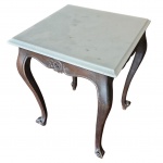 Mesa de apoio com tampo de mármore, saia com medalhão central e pernas ligeiramente recurvas 44 x 44, Alt. 60 cm.