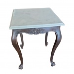 Mesa de apoio com tampo de mármore, saia com medalhão central e pernas ligeiramente recurvas 44 x 44, Alt. 60 cm.
