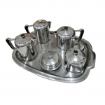Baixela em inox  Wolff para chá/café composto de 3 bules, leite/café/chá açucareiro com a colher, 1 manteigueira e 1 bandeja, Alt. 16 a 9 cm, e  50 x 36 cm.