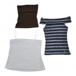 Três blusas femininas sendo uma de alcinhas na cor gelo rendada,  Tam. M, uma na cor cobre by Satisfactions Tam. M. e uma de malha Manzzo Tam. M.