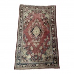 Tapete persa com marcas de uso e do tempo, no estado, nas cores  vinho/marrom/creme e etc. 220 x  133 cm.