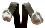 Par de brincos de pérolas barrocas brancas. Comprimento: 2cm