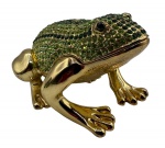 Grande caixa em bronze esmaltado ricamente detalhada no feitio sapo  adornado por cristais swarovski. Altura: 6,5cm Comprimento: 11,5cm Largura: 7,5cm