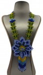 Colar feito artesanalmente com miçangas em tons de azul, amarelo e verde no feitio de flor e folhas. Comprimento: 46cm