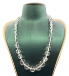 Colar com esferas de tamanho degradê de cristal de rocha, fecho em metal prateado.  Comprimento aberto: 51,5cmcm