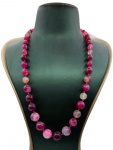 Colar em degradê ágata rosa, fecho em metal prateado. Comprimento aberto ajustável: 48 -63,5cm