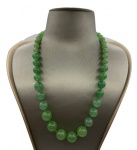 Colar em degradê em jadeite, fecho em metal prateado. Comprimento ajustável aberto: 52-57cm