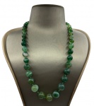 Colar em degradê em ágata verde, fecho em metal prateado. Comprimento ajustável aberto: 52,5 - 57,5cm