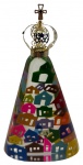 Escultura em acrílico transparente adornada por casas coloridas representando Nossa Senhora Aparecida, padroeira do Brasil. Peça assinada. Altura: 22,5cm Comprimento: 13cm Largura: 6cm