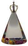 Grande escultura em acrílico transparente adornada adereços coloridos representando Nossa Senhora Aparecida, padroeira do Brasil. Peça assinada. Altura: 31cm Comprimento: 21,5cm Largura: 10cm