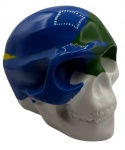 Escultura em acrílico representando caveira em tons de amarelo, azul, branco e verde . Peça assinada. Altura: 12cm Comprimento: 15,5cm Largura: 11cm