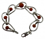 Pulseira em prata de lei adornada por corais. Comprimento: 19,5cm